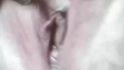 Fræk brunette suget ved at angribe Kukan anal sex første gang