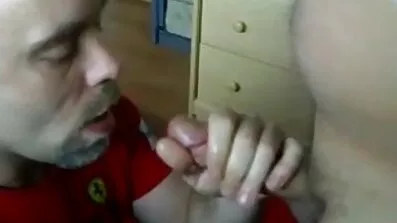 Blonde jerks off hendes elskers pik hors anal sex