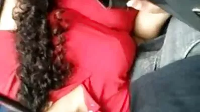 Spændt Andreana analsex hot sidder på en barberet pik