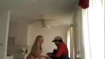 Ung phoenix marie analsex blondine overgav sig til en mand med briller på sofaen