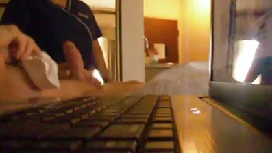 For at se godt ud barberer en pige sig i brusebadet inden en anal sex free date